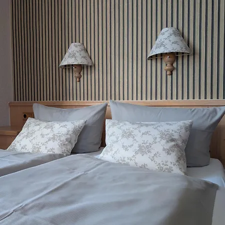 Restaurant & Zur Falkenhoehe بيت ضيافة 3*